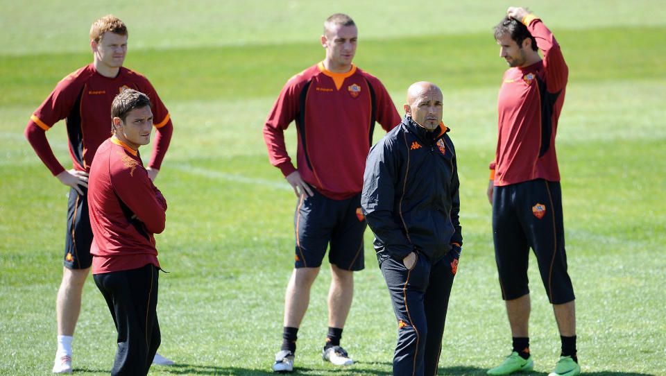 MOT TRENERSKIFTE: Roma-trener Luciano Spalletti skal ha levert inn sin oppsigelse. Klubben skal n� v�re i m�ter med Juventus-trener Claudio Ranieri, og det er dermed duket for trenerskifte for John Arne Riise og de andre.Foto: SCANPIX/AFP/ALBERTO PIZZOLI