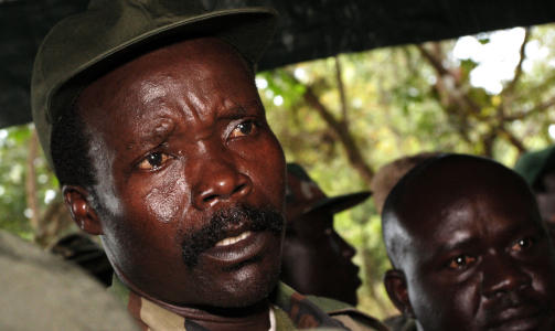 R�MTE TIL KONGO: I 2005 ble den beryktede lederen for LRA, Joseph Kony, siktet ved Den internasjonale straffedomsstolen i Haag. Han r�mte fra Uganda, f�rst til Sudan, s� til DR Kongo der han oppholder seg n�. Alle fors�k p� � arrestere ham har mislyktes. Bildet er fra 2006 i Ri-Kwamba i S�r-Sudan. Foto: AFP/STUART PRICE