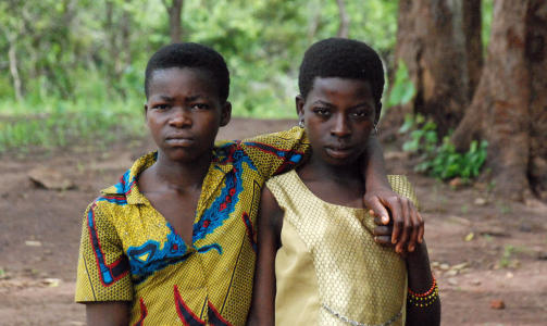 BARNEFLYKTNINGER: Disse to barna ble kidnappet av LRA fra Kongo, og reddet i S�r-Sudan. 25 000 mennesker har flyktet inn i s�r i �r etter angrep fra LRA. Foto: AFP PHOTO/PETER MARTELL