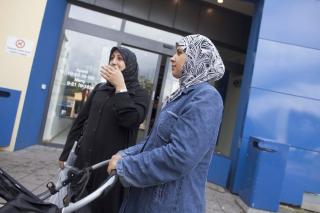 ALT FOR BARNA:  De to venninnene Wahim Muhammad (38) og Hamida Sabah (t.h) sier at de stemmer p� de partiene som har best program n�r det gjelder barnehager og skoler. - Som enslig fors�rger er det ofte vanskelig � f� r�d til alt, sier Muhammad (t.v). Foto: Krister S�rb�/Dagbladet