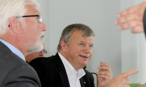 GA TILSKUDD P� 13 MILLIONER KRONER FOR 2009: Helse Midt-Norge og styreleder Kolbj�rn Almlid, kommer n� antakelig til � trekke st�tten til Betania Malvik. Her er Almlid sammen med helseminister Bjarne H�kon Hanssen i 2008. Foto: Ned Alley