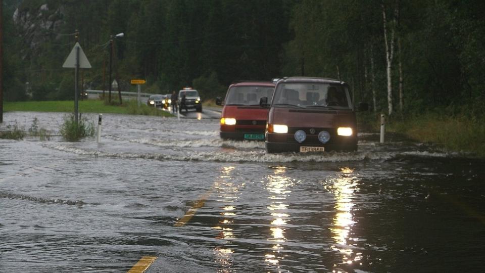 GIKK OVER SINE BREDDER: De store nedb�rsmengdene den siste tiden har f�tt elven ved Skromle bru til � flomme over i ettermiddag. Foto: TORKJELL KJOS�S