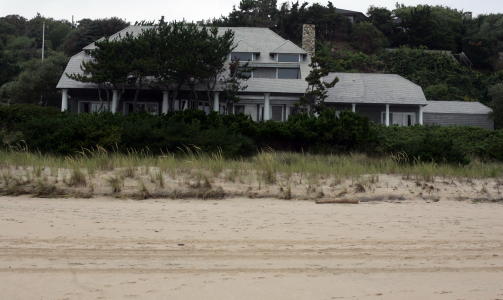 STOR EIENDOM: Hytta i The Hamptons har fire soverom og tre bad, og ligger rett ved sj�en. Foto: AP/SCANPIX