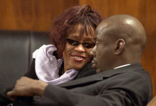 I RETTEN: Whitney ved Bobby Browns side da han stod tiltalt i en narkosak i 2002. Foto: SCANPIX