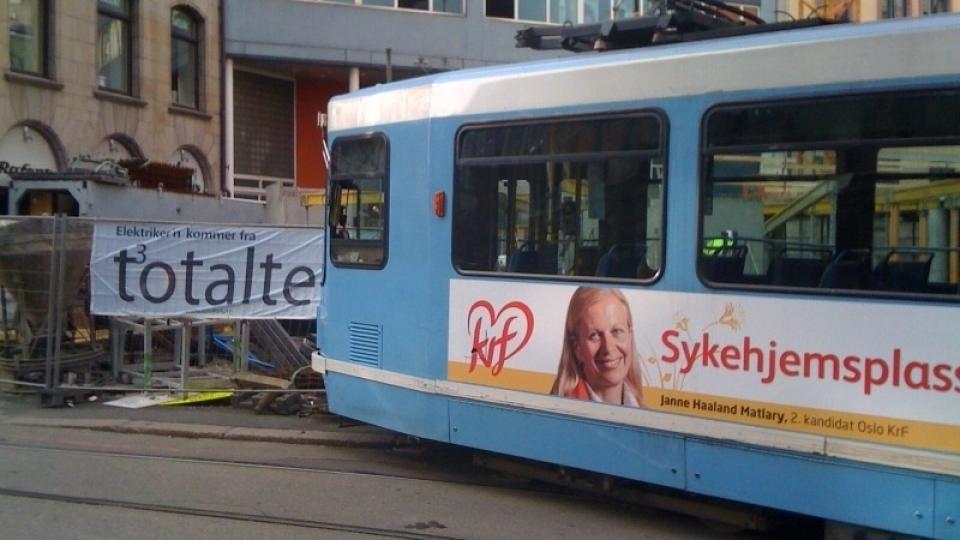 AVSPORING: 11-trikken sporet av i Pilestredet i Oslo sentrum i morgentimene i dag. Foto: Snorre Bryne
