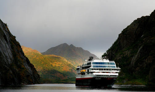 VAKKERT:  MS Trollfjord seiler inn i Trollfjorden og snur i den trange fjorden.