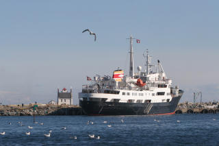 LOFOTEN:Det gamle, vesle hurtigruteskipet MS Lofoten til kai i V�r�y ytterst i Lofoten. Foto: Odd Roar Lange