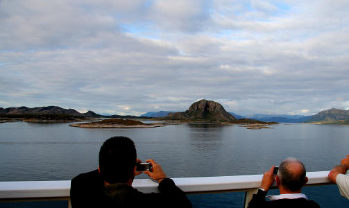 TROLLHATTEN Det fotograferes flittig blant passasjerene . Foto: Kirsten M. Buzzi