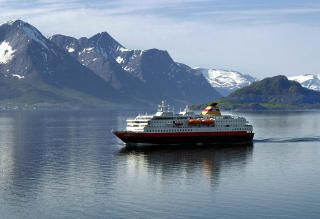 RICHARD WITH: Her er Richard With p� vei over breisundet og skal inn den grasi�se Storfjorden p� Sunnm�re. Foto: FRIDGEIR WALDERHAUG
