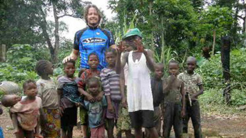 I KONGO: Rune Monstad (36) fra Svarstad ble p�grepet og banket opp av politiet da han syklet gjennom Kongo med en kamerat. Han er sluppet ut av varetekt, men mangler fortsatt passet sitt. Foto: Privat