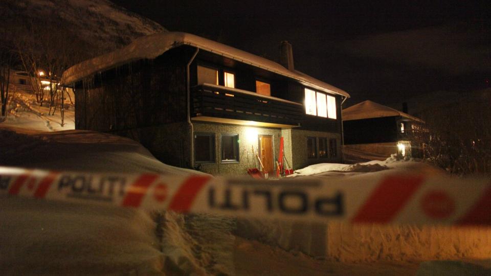 BLE DREPT HER: Tre personer ble funnet drept i denne boligen i Tomasjordvegen 75 i Troms�. En 38 �r gammel mannlig leieboer er tiltalt for drapene. De drepte ble funnet i villaens overetasje. Foto: Bj�rn Langsem/DAGBLADET