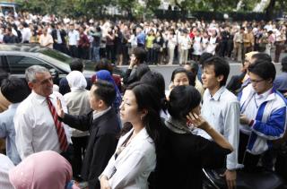 I GATA: Folk st�r utenfor en kontorbygning i Jakarta etter evakueringen.  Foto: Enny Nuraheni/Reuters/Scanpix