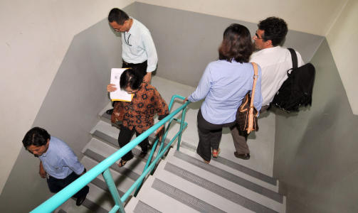 EVAKUERTE: De ansatte i en bank i Jakarta evakuerte da jordskjelvet inntraff.  Foto: Adek Berry/AFP/Scanpix
