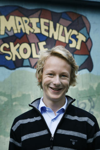 GLAD FOR � V�RE TILBAKE P� SKOLEN IGJEN: Elevr�dsleder Andreas �verlie Svela og hans medelever p� ungdomsskoletrinnet fikk i formiddag lov til � ta i bruk den nyrenoverte fl�yen p� Marienlyst skole. Foto: STEINAR BUHOLM