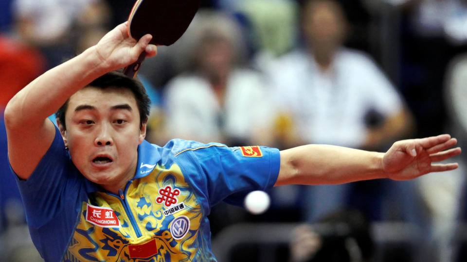 FIKK JENTA OG VM-TITTELEN: Wang Hao er innvilget kj�reste p� det kinesiske landslaget. Her vinner han VM-tittelen i bordtennis i mai. Foto: AP/Itsuo Inouye