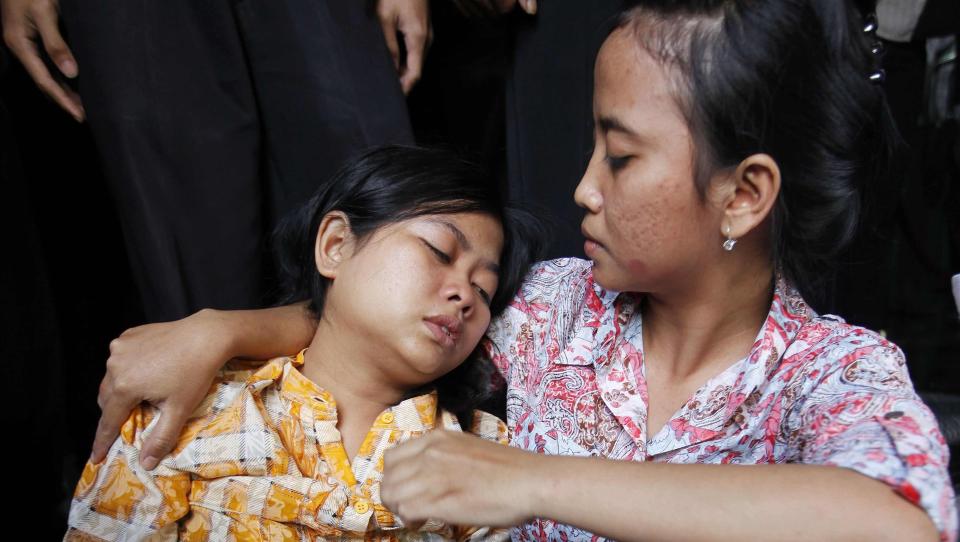 BESVIMTE: Denne kvinnen besvimte etter at hun ble evakuert. Flere mennesker er omkommet etter jordskjelvet. Foto: Enny Nuraheni/Reuters/Scanpix