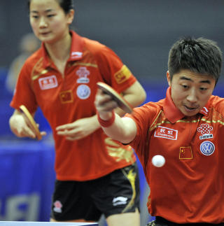 GAMMEL NOK: Peng Luyang (t.v) er Wang Haos nye kj�reste. Her spiller hun double med Xu Hui. Foto: AFP/Yoshikazu TSUNO