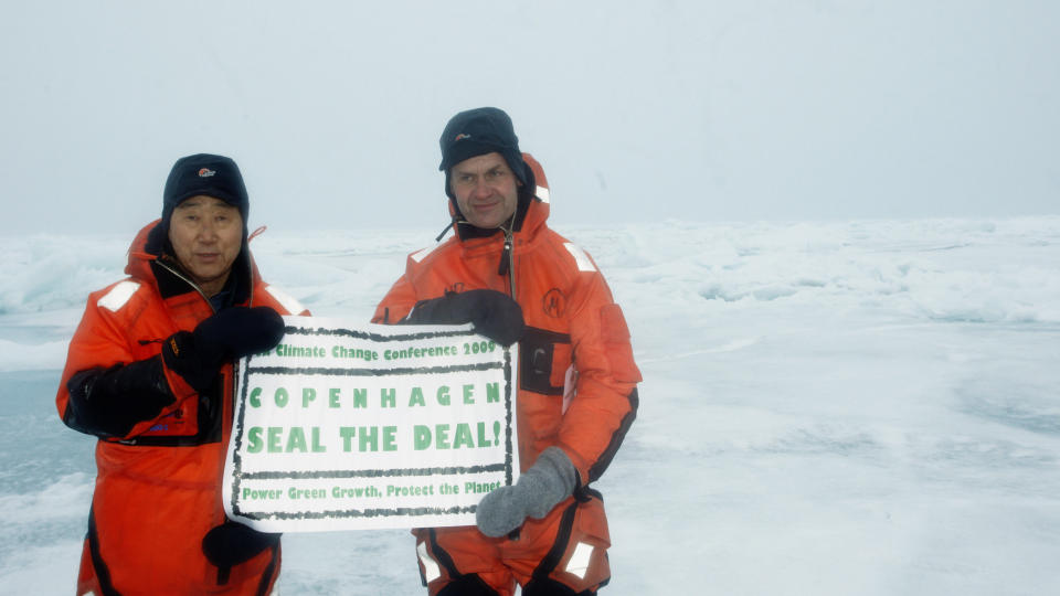 FIKK SE KLIMAENDRINGER: FNs generalsekret�r, Ban Ki-moon og Norges milj�vernminister, Erik Solheim, n�dde i g�r kveld polisen. Her fikk generalsekret�ren se selv hvordan klimaforandringene har p�virket Arktis. Foto: Mark Garten