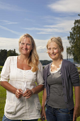 KREATIVE L�SNINGER: Sykepleierne Lona Gamst og Trude Jensen har latt seg inspirere av Stortingets samhandlingsreform som fokuserer p� en aktiv eldreomsorg. Foto: SIGURD FANDANGO
