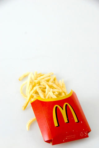 STERILE POMMES FRITES: �Supersize Me�-skaper Morgan Spurlock har pr�vd en liknende test. Han la pommes frites p� tette glasskrukker i ti uker og fant ut at McDonalds-fries ikke mugner mens pommes frites fra en �vanlig� restaurant raskt utviklet mugg. Men burgerne r�tnet i de tette krukkene.