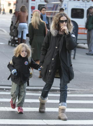 TIL HVERDAGS: If�rt parkass og Uggs me s�nnen James Wilkie i New Yorks gater er det ikke mye som minner om Carrie.
