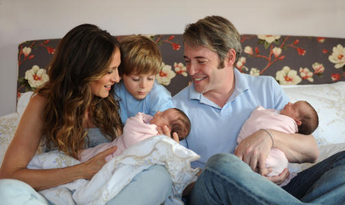MAMMA I JUNI: Det er bare to m�neder siden deres to sm� jenter kom til verden ved hjelp av surrogatmor. Foto: STELLA PICTURES