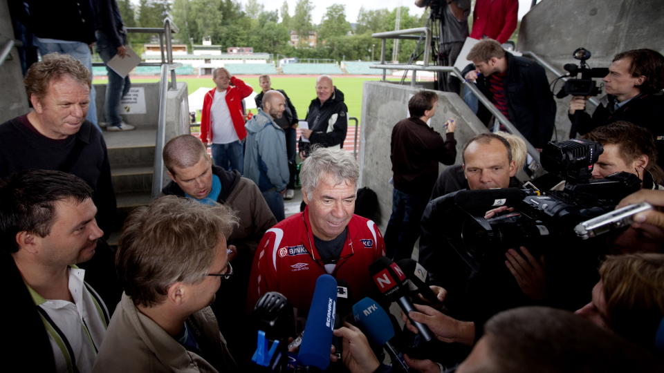 FUNDERER P� FORMASJONER: Landslagssjef Egil Drillo Olsen omgitt av pressefolk p� Nadderud stadion, f�r landslagets trening i dag. Drillo tenker p� om han skal velge fem eller fire p� midten mot Island.
Foto: Kyrre Lien / Scanpix