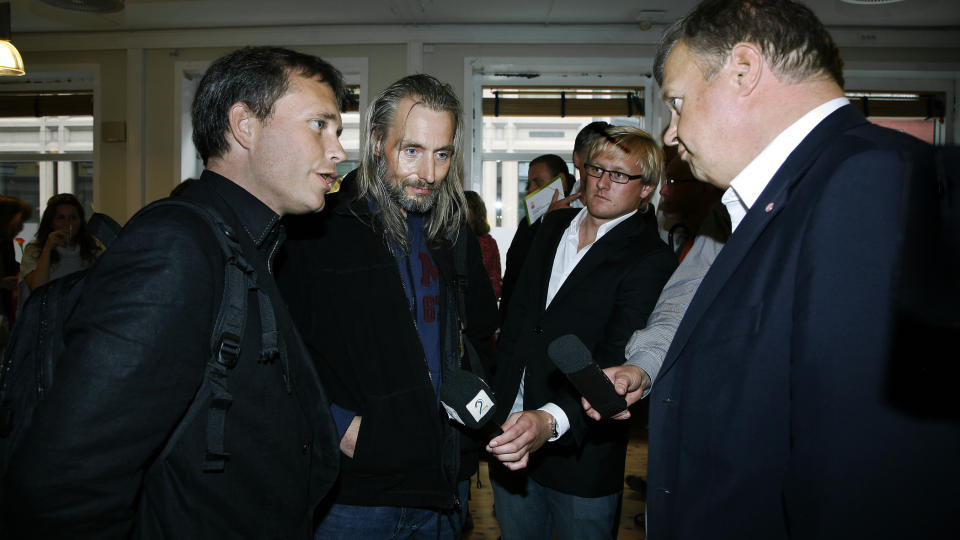 KLAR BESKJED: Tre uker etter at han ble fratatt metadon er Helge Ivar Pettersen (41) redd for at han d�r f�r han f�r hjelp. I dag m�tte han Bjarne H�kon Hanssen, sammen med Arild Knutsen (til venstre), lederen i Foreningen for human narkotikapolitikk. Foto: Steinar Buholm