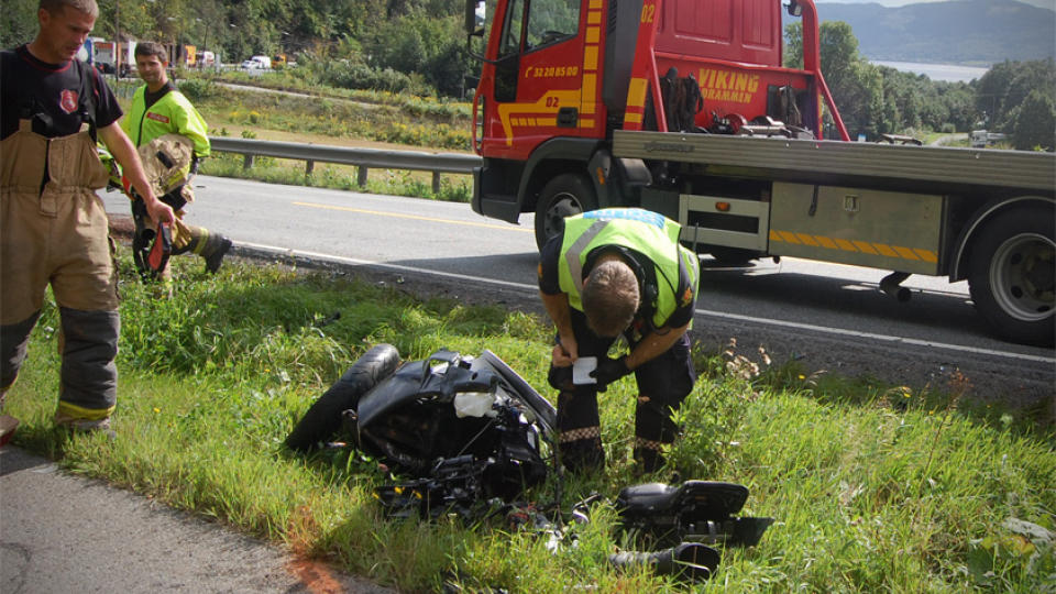 TOTALVRAK: En MC-f�rer ble alvorlig skadd i kollisjon mot bil utenfor Drammen. Foto: SONDRE A. GURIBY