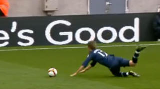 BLE LATTERLIGGJORT: Gamst fikk mye pepper i engelsk presse for dette fallet mot Arsenal. Foto: Canal  