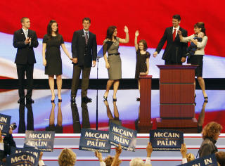 WE'RE A HAPPY FAMILY: Levi Johnston var p� scenen sammen med hele Palin-familien under republikanernes landsm�te i fjor. Foto: AP Photo/Ron Edmonds/Scanpix