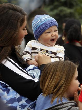 MAMMAS GUTT: Bristol Palin holder her s�nnen Tripp Johnston. Foto: AP Photo/Al Grillo/Scanpix