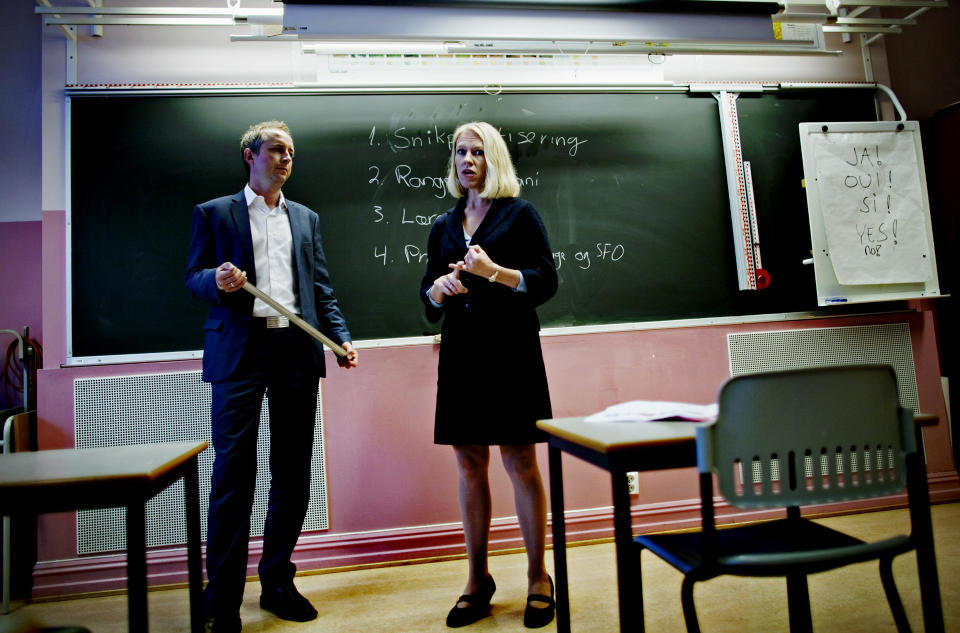  �M�RKEBLŻ SKOLEPOLITIKK: Kunnskapsminister B�rd Vegar Solhjell (SV) og Barne- og likestillingsminister Anniken Huitfeldt (Ap) tegnet et skremmebilde i fire punkter p� tavla p� M�llergata skole for Dagbladet. De mener h�yrepartiene ikke forteller velgerne hva som egentlig vil skje med en Frp- og H�yre-styrt skole. Foto: KRISTER S�RB�