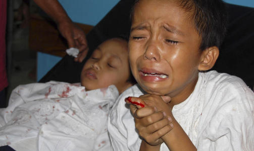 RAMMER USKYLDIGE BARN:  Denne gutten ble skadet etter jordskjelvet p� Sumatra. Han befinner seg p� et sykehus i Tasikmalaya i West Java i Indonesia. Foto: AP Photo/Scanpix