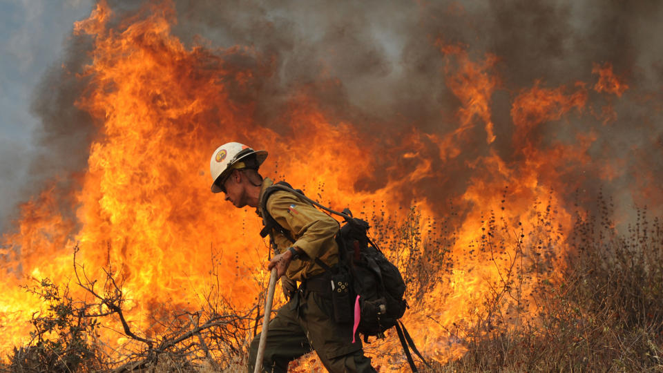 HARD KAMP: Flere er d�de og tusener p� flukt fra brannene som herjer like nord for Los Angeles i California. Mer enn 2500 brannmenn kjemper mot flammehavet som truer en rekke bebyggelser. Foto: AFP/Scanpix