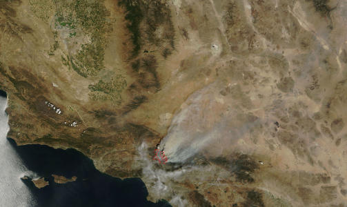 SYNLIG FRA ROMMET:  NASAs Moderate Resolution Imaging Spectroradiometer-satellitt har tatt bilde av brannene sett fra rommet. Omr�det i r�dt viser hvor Los Angeles ligger. Foto: AFP/NASA/Scanpix