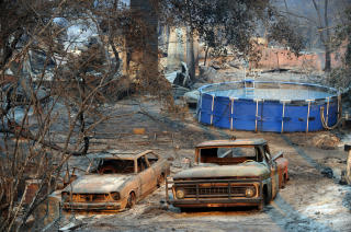 BARE ASKE: Et hun i Tujunga, ved Los Angeles, ble offer for flammenes rov. Foto: SCANPIX/AFP PHOTO / GABRIEL BOUYS