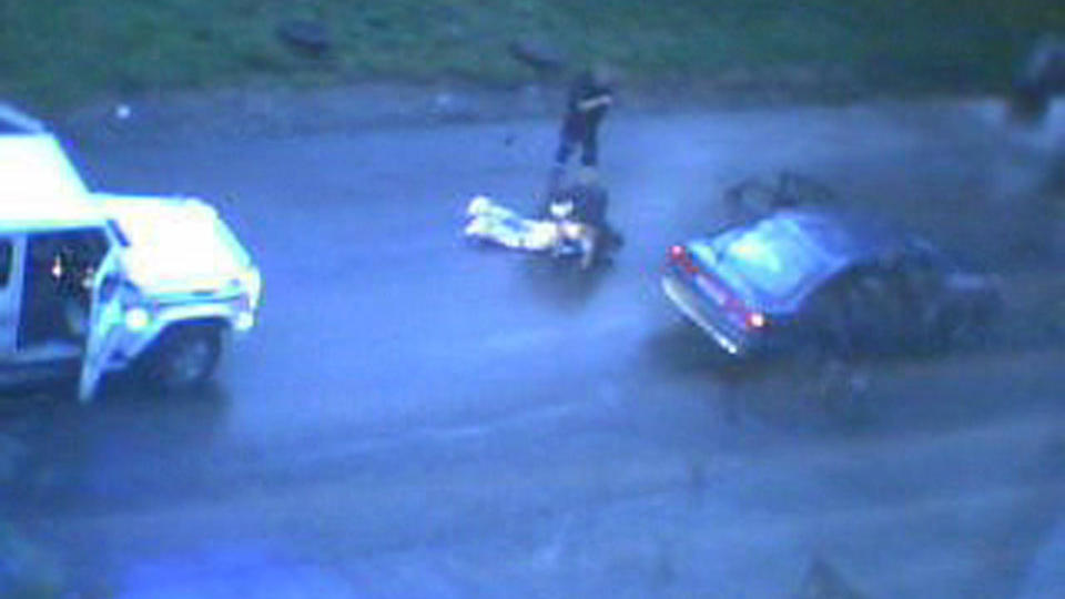 KOMMANDERT I BAKKEN: Tungt bev�pna politi gikk til aksjon mot bilen. En ambulanse hadde tidligere i kveld observert at en av personene om bord viftet med en pistol. Den vise seg � ikke v�re ekte. Foto: �ystein Halseth Lund
