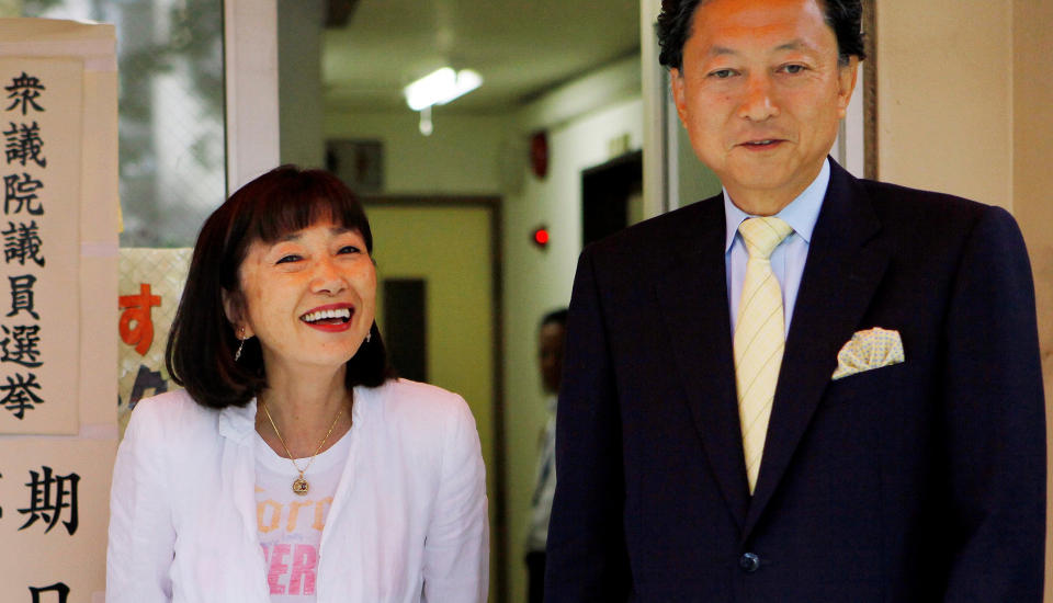  - JEG FL�Y TIL VENUS: Japans neste statministerfrue sier hun har flydd til Venus i s�vne med en UFO. Her sammen med ektemannen, p�troppende statsminister Yukio Hatoyama. Foto: AP Photo/Itsuo Inouye/Scanpix