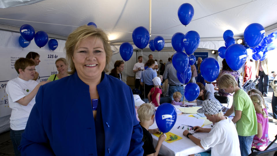  HALVANNEN UKE IGJEN:  H�yre g�r fram p� to uavhengige meningsm�linger halvannen uke f�r valget. Her partileder Erna Solberg under feiringen p� Karl Johan forrige l�rdag av partiets 125 �r jubileum. Foto: BJ�RN SIGURDS�N, SCANPIX.