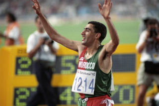  OL-MESTER:  Khalid Skah etter at han har vinnet 10.000 meter under OL i Barcelona i 1992. Foto: PER R. L�CHEN, SCANPIX.