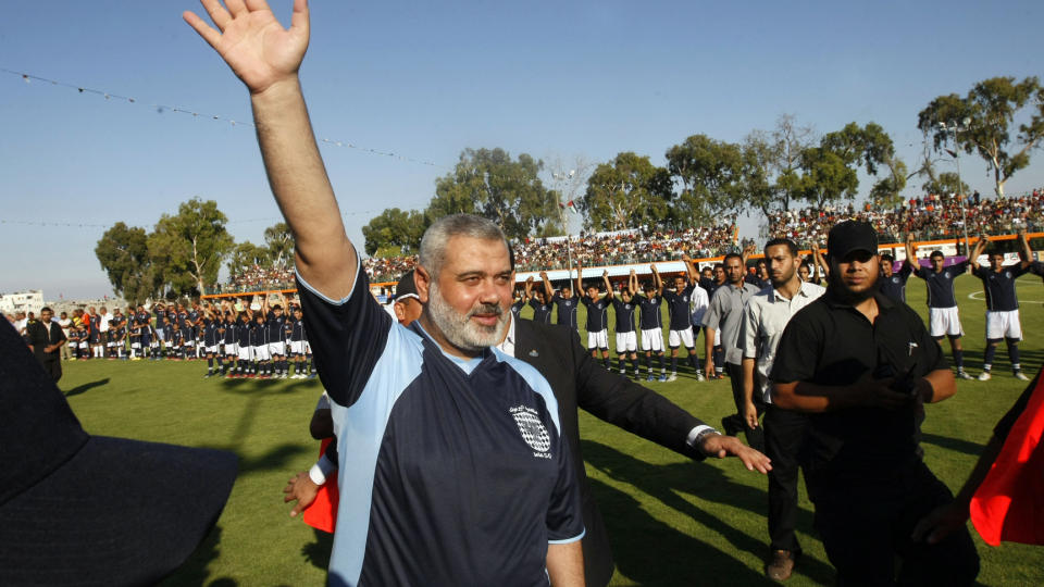  - B�DE GAZA OG VESTBREDDEN:  Hamas-leder Ismail Haniyeah akseptererer ikke noe soloutpill fra sin politiske rival Mahmoub Abbas om nytt palestinsk valg.  Her gjen�pner Haniyeah i august en fotballbane som ble �delagt av israelske raketter tidligere i �r.  Foto: MOHAMMED ABED, AFP/SCANPIX.