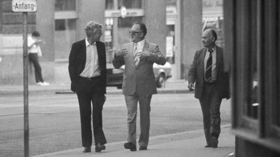  WIEN:  Arne Treholt m�ter KGB-offiserene Titov og Lopatin i Wien i august 1983. 20. januar 1984 ble byr�sjefen i Utenriksdepartementet arrestert p� Fornebu. Foto: POLITIETS SIKKERHETSTJENESTE/SCANPIX.