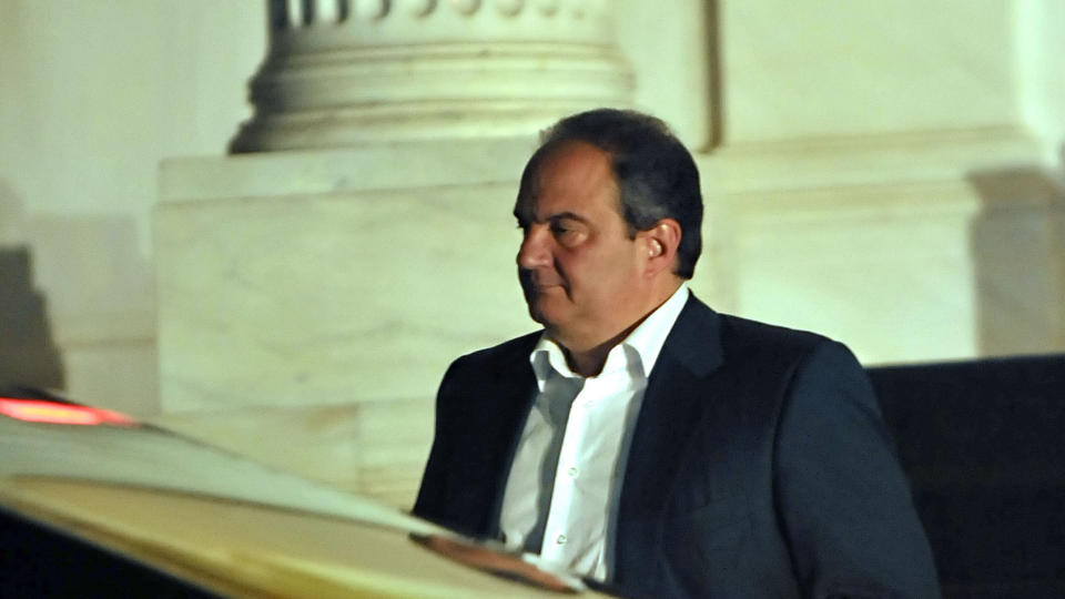  P� VEI UT:  Den greske statsministeren Kostas Karamanlis p� vei ut av kontoret etter at han holdt sin tv-tale i g�r kveld om nyvalg. Det skjer allerede 4. oktober. Foto: AFP/SCANPIX.