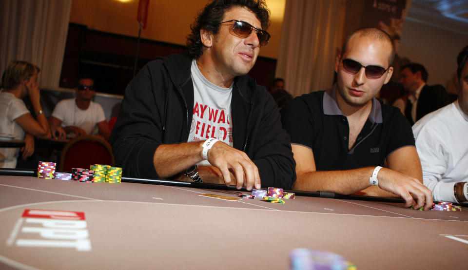 KAN BLI RETTSSAK: Advokaten til flere norske pokerproffer, �ystein Myre Bremset, sier at han vurderer � bringe en av skattekravsakene inn for retten som en prinsippsak. Her er den franske sangeren og skuespilleren, Patrick Bruel, p� en pokerturnering 1.september i �r i Cannes p� den franske Riviera. Foto: AFP/ VALERY HACHE