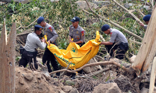 OMKOM: Hjelpemannskap b�rer bort et av ofrene etter jordskjelvet i Indonesia. Foto: AFP/ ADEK BERRY