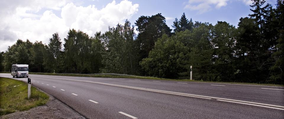 MIDTDELERE KAN REDDE LIV: Hver tredje som d�de i trafikken i 2008, mistet livet i m�teulykker. Dette kan forhindres ved � utplassere midtdelere p� de ulykkesutsatte veistrekningene.  Arkivfoto: SCANPIX