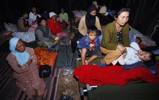 EVAKUERT: Indonesere fors�ker � klare seg som best de kan i teltene som er satt opp for dem som har mistet hus og hjem. Foto: REUTERS/Widodo Djatmiko