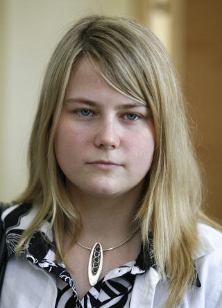 KIDNAPPEREN TOK SITT EGET LIV: Natascha Kampusch uttrykte sorg da Wolfgang Priklopil d�de. Han hadde holdt henne innesperret i 10 �r. Hun hadde flere r�mningsmulighet, blant annet var hun p� skiferie med overgrepsmannen. Foto: AFP/DIETER NAGL