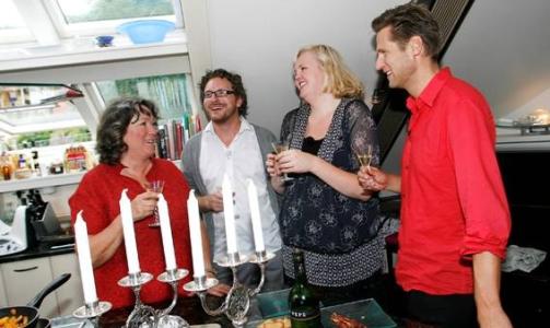ORIGINALEN: Helt vanlige mennesker i TV3s program Klokka �tte hos meg lager ogs� middag og konkurrerer om � v�re best omtrent i samme sendetid som TVNorges. Foto: TV3